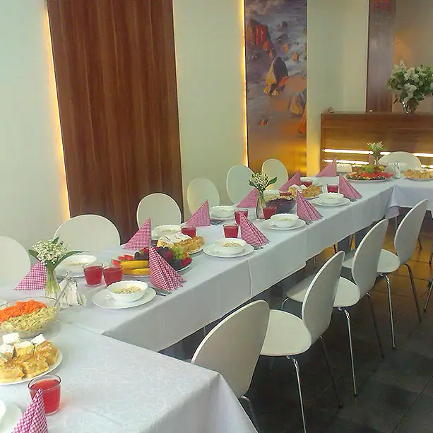 Sala przygotowana na przyjęcie