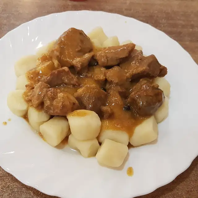 Kopytka z gulaszem