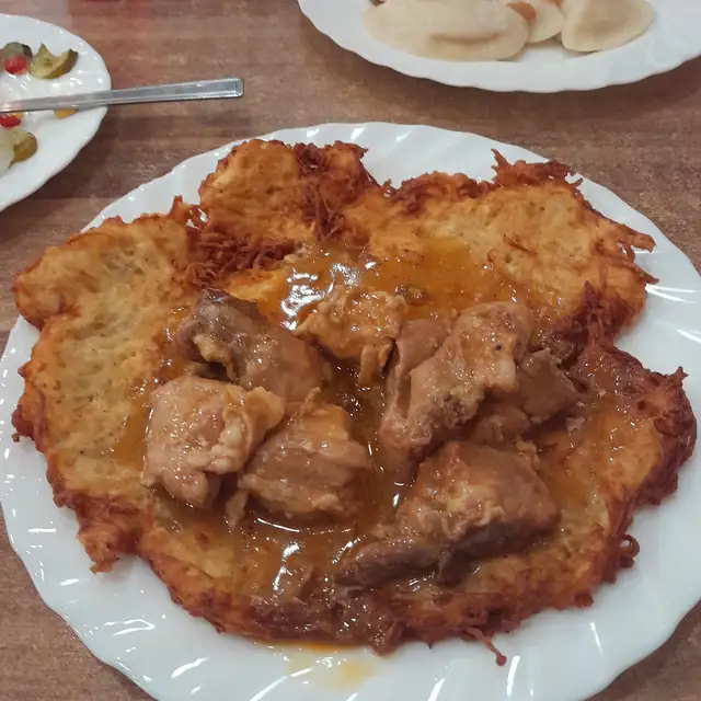Placek ziemniaczany z gulaszem